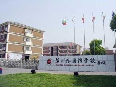 高校军训汇演，学生方阵展示巨幅国旗“3377官网”(图2)